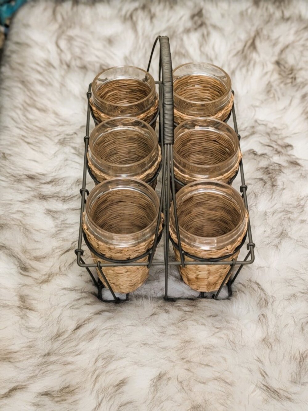 Wire Caddy Six Plastic Cups Wrapped in Woven Rattan Cottagecore Entertain - Picture 6 of 6